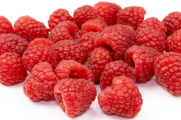 tas de framboises fraiches, en gros plan, isolées sur un fond blanc