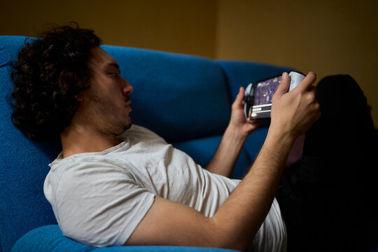 Enjoy an exciting gaming session with a handheld console full of thrills and adventures