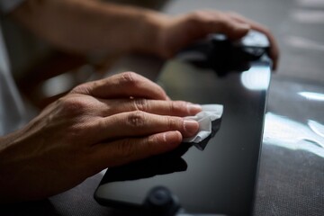 Obraz premium How to Effectively Clean the Screen of Your Gaming Console for Optimal Performance