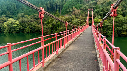鱒淵ダムの赤い吊り橋