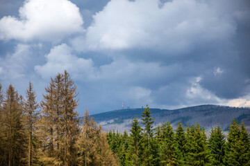 Aussicht auf Berge und Wolken im Sommer