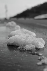 岐阜県池田町の溶けている雪のモノクロ写真