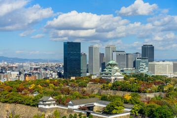 Obraz premium Osaka skyline with Osaka castle, landmark of Osaka city on clear blue sky background.