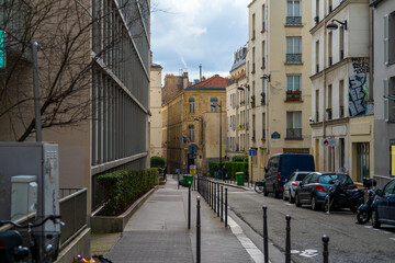 Obraz premium Charming urban street in a quiet neighborhood with historical buildings