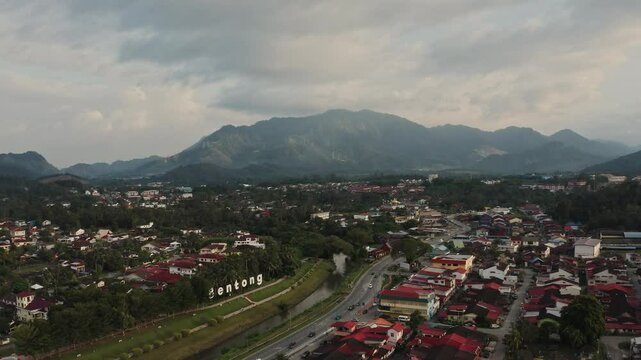 4K horizontal video featuring an orbiting view of the Bentong signage, highlighting its unique design and vibrant surroundings