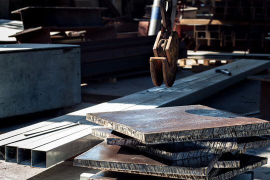 Clamp for lifting sheet metal with a crane. Clamp for moving metal plates with thick metal plates lying next to them