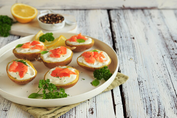 Ofenkartoffeln mit Kräuterquark und geräuchertem Lachs