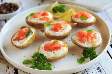 Lachs und Kartoffeln in Dill-Sahnesoße