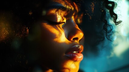 Obraz premium Close-Up Portrait in Golden Hour Lighting