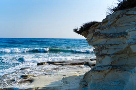 Ocean view with white rocks 