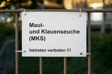Schild mit der deutschen Aufschrift Maul und Klauenseuche, betreten verboten