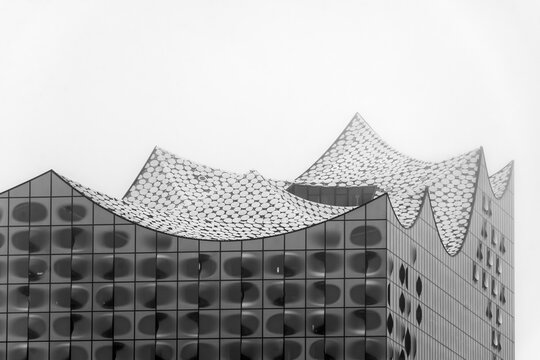 Black and white shot of the Elbphilharmonie in Hamburg