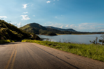 Estrada a beira do Lago de Furnas, Minas Gerais