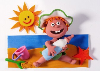 Naklejka premium Bebé en la playa. Plastilina.