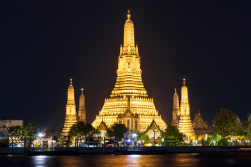 Fototapeta premium Wat Arun Ratchawararam Ratchawaramahawihan or Wat Arun (Temple of Dawn) is a Buddhist temple along the Chao Phraya river at twilight in Bangkok, Thailand.