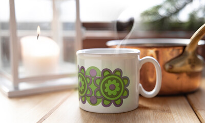 Vintage Tasse und Kupfertopf auf dem Küchentisch