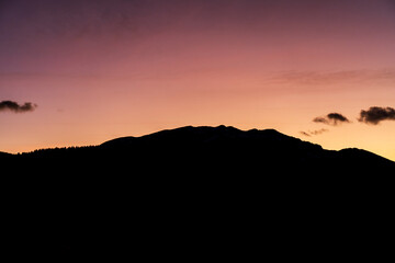 Skyline de montaña durante el amanecer silueta