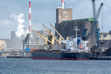 port de Dunkerque, navire en chargement