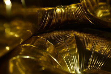 reflet or sur des ballons festifs