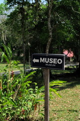 Museo, Museum. Panneau de direction dans la for&ecirc;t. 