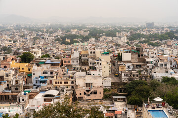 Obraz premium Ausblick auf die Stadt Udaipur von oben vom Palast in Rajasthan, Indien, Asien