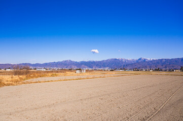 冬の田園風景と松本市街地　