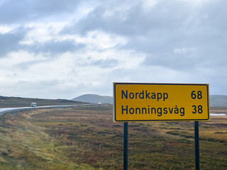 Obraz premium Northern norway road sign showing distances to nordkapp and honningsvåg