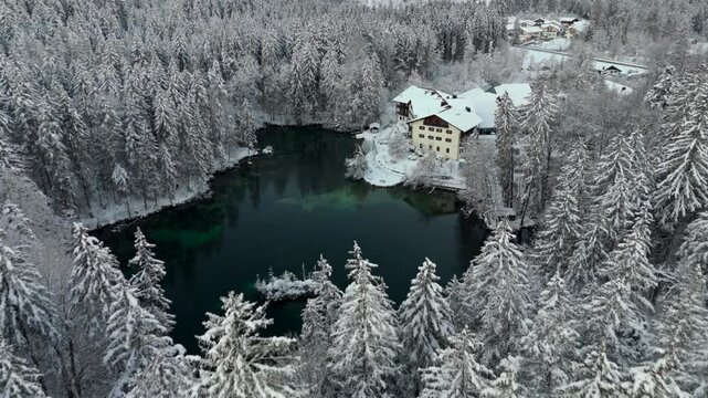Badersee kleiner Bergsee in Grainau bei Garmisch-Partenkirchen, Deutschland Luftaufnahme im Winter. Mountain lake in Greinau with crystal-clear water of emerald green color, aerial view in winter. 