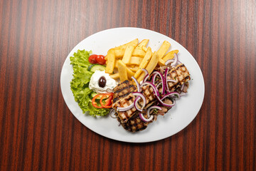 Griechische Küche und Gastlichkeit, Gemüse, Fleisch und Beilagen in einem belieten deutschen Restaurant