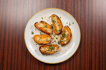 Knoblauchbrot auf dem Teller