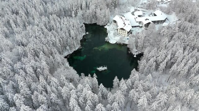 Badersee kleiner Bergsee in Grainau bei Garmisch-Partenkirchen, Deutschland Luftaufnahme im Winter. Mountain lake in Greinau with crystal-clear water of emerald green color, aerial view in winter. 