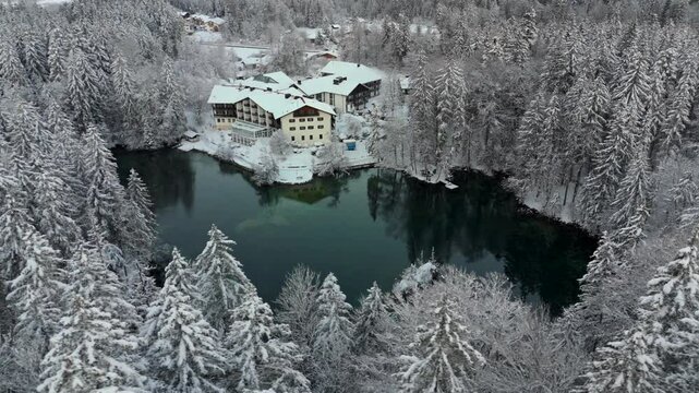Badersee kleiner Bergsee in Grainau bei Garmisch-Partenkirchen, Deutschland Luftaufnahme im Winter. Mountain lake in Greinau with crystal-clear water of emerald green color, aerial view in winter. 