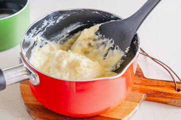 アリゴ作り　食材をかき混ぜる