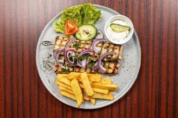 Griechisches Essen mit H&uuml;hnchen, Lamm, Schwein, Rund und Pommes und Salat