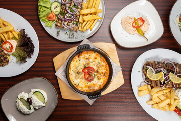 Griechisches Essen mit Hühnchen, Lamm, Schwein, Rund und Pommes und Salat