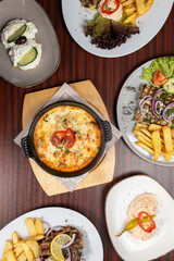 Griechisches Essen mit H&uuml;hnchen, Lamm, Schwein, Rund und Pommes und Salat