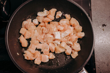 Pierś z kurczaka smażona na patelni © rozentuzjazmowany