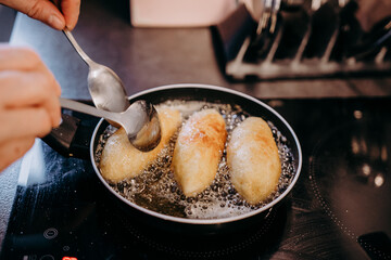 Przygotowywanie kotletów devolay na obiad