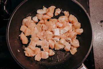 Pierś z kurczaka smażona na patelni © rozentuzjazmowany