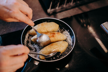 Przygotowywanie kotletów devolay na obiad