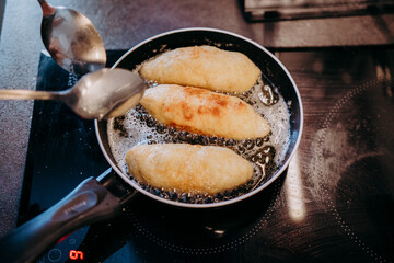 Przygotowywanie kotletów devolay na obiad