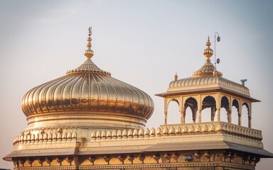Obraz premium Golden domes and pavilion of a temple.
