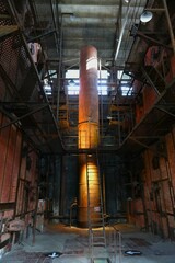 Obraz premium Vieja chimenea industrial.