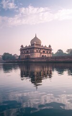 Obraz premium Tranquil dawn reflection of a Mughal mausoleum.