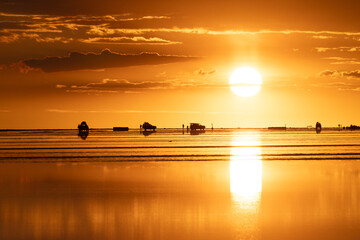 Entorno del salar de Uyuni al atardecer © Néstor Rodan