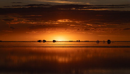 Entorno del salar de Uyuni al atardecer © Néstor Rodan