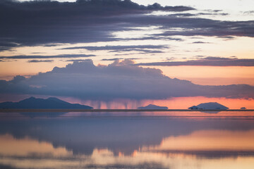 Obraz premium Entorno del salar de Uyuni al atardecer