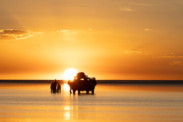 Entorno del salar de Uyuni al atardecer © Néstor Rodan