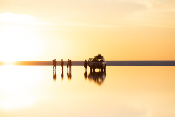 Entorno del salar de Uyuni al atardecer © Néstor Rodan