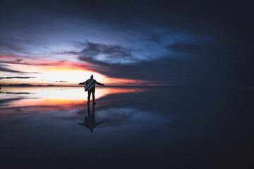 Entorno del salar de Uyuni al atardecer © Néstor Rodan